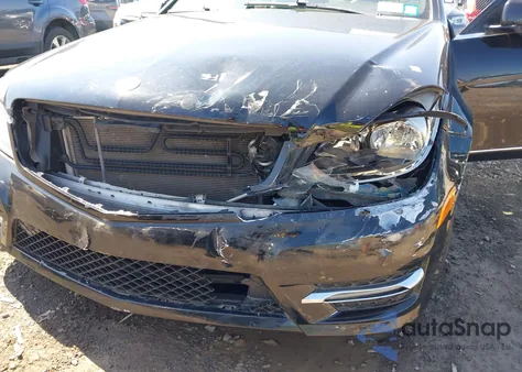 2013 Mercedes-Benz C 250 Luxury/Sport z USA, uszkodzony, nr VIN WDDGF4HB7DR295826